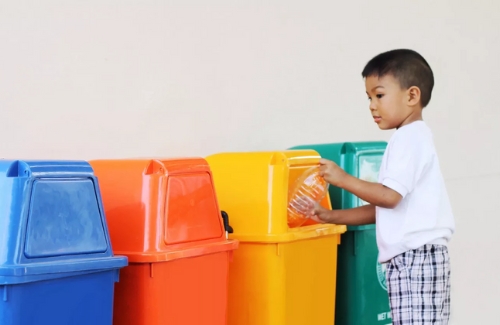 dạy trẻ bỏ rác đúng nơi quy định
