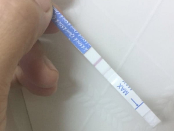 Que thử thai 2 vạch 1 mờ 1 đậm chưa xác định chính xác kết quả đã mang thai