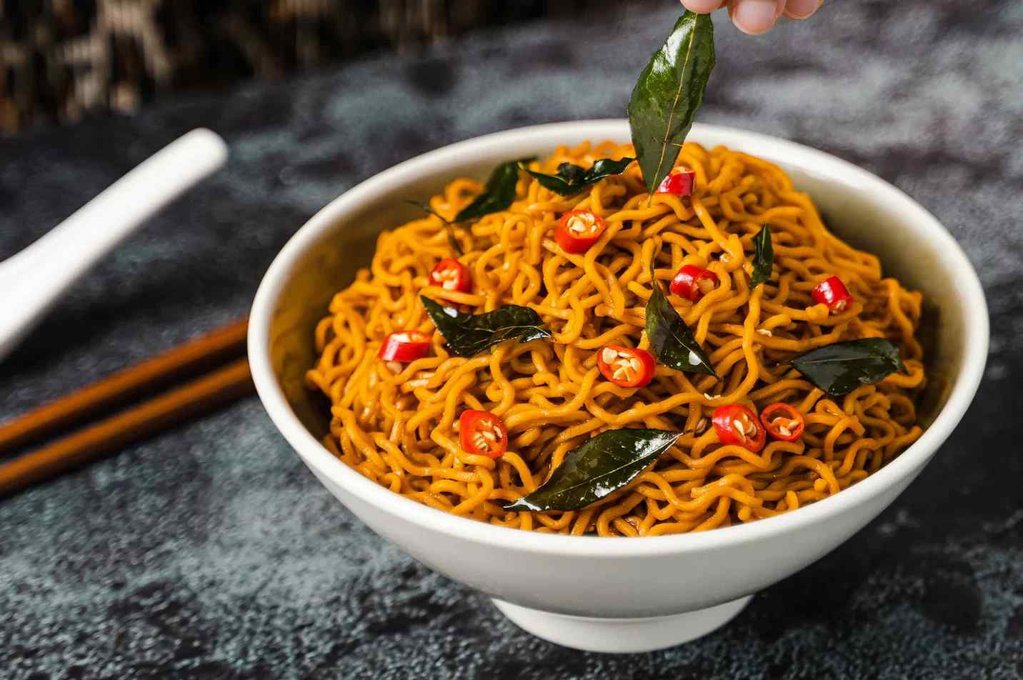 Giải đáp bà bầu ăn mì tôm được không