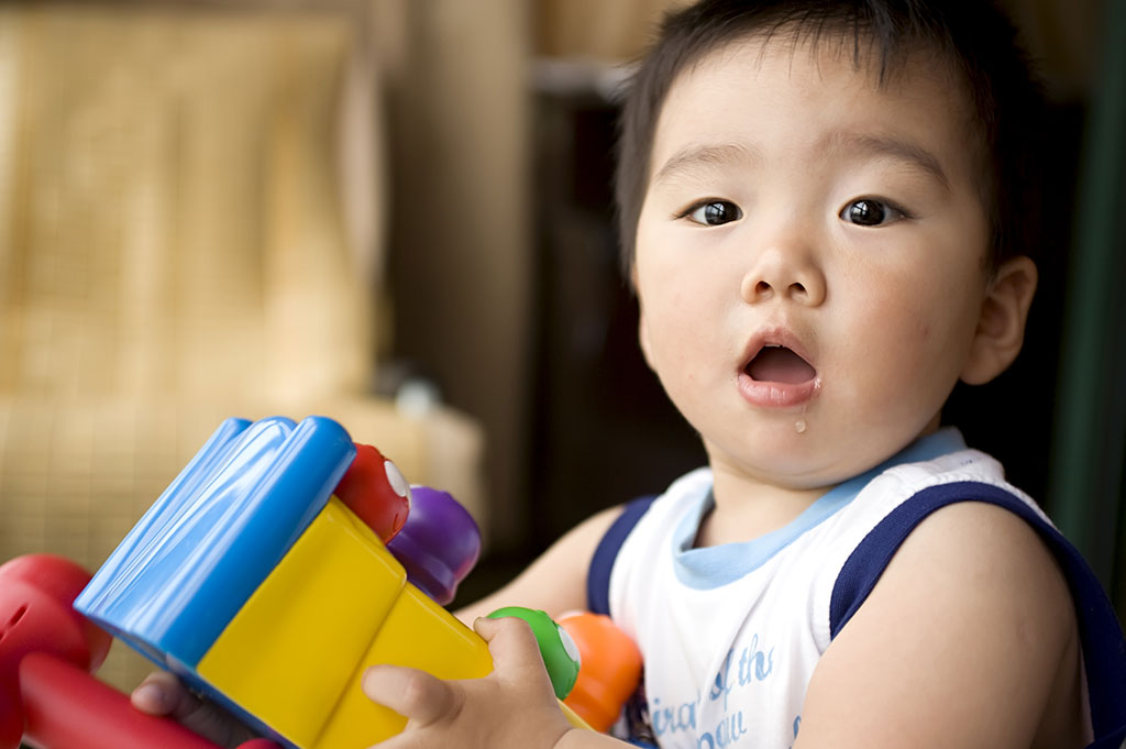  Bé tập đi và sinh hoạt nhóm