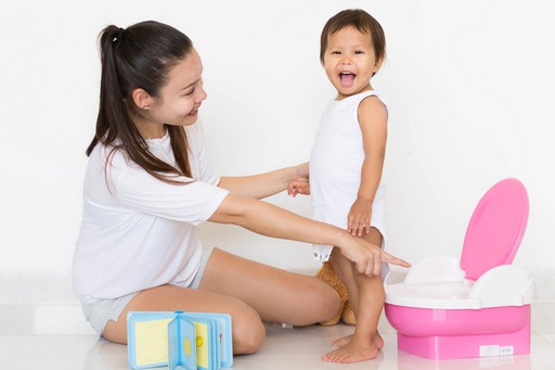 Các dấu hiệu để tập cho bé tự đi vệ sinh