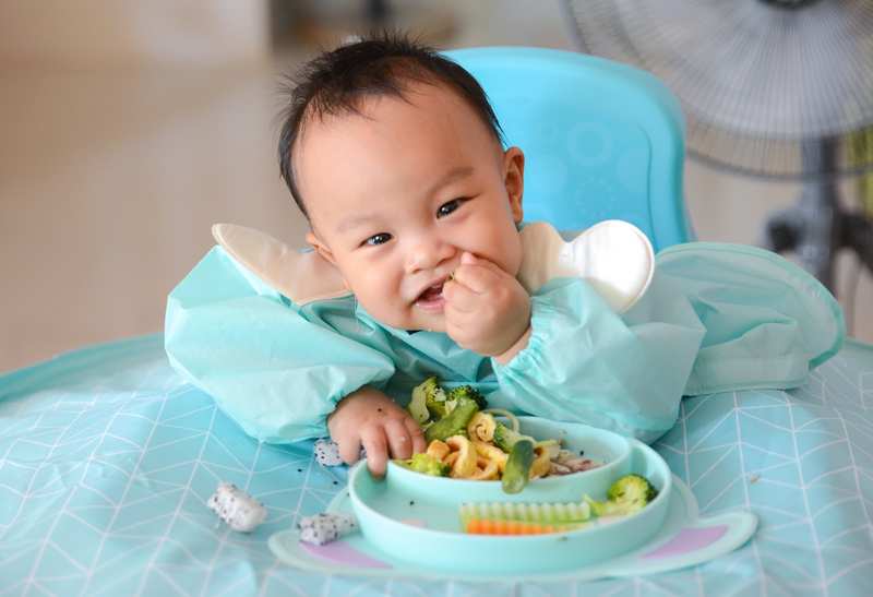 Khi nào bé ăn được thức ăn đặc, tập cho bé ăn từ lỏng sang đặc