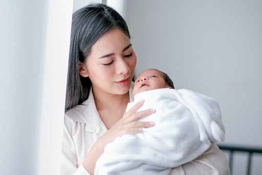 Mẹ cho bé sơ sinh nằm phòng điều hòa