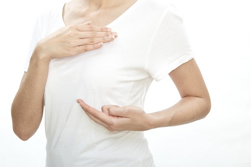 Mẹ bế trẻ sơ sinh