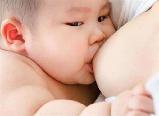 Trẻ sơ sinh bú mẹ