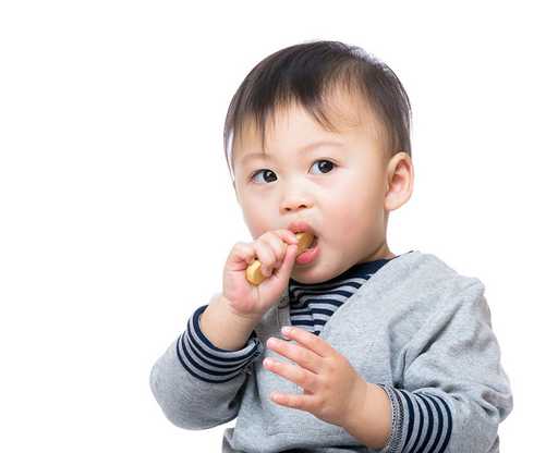 Chế độ dinh dưỡng để chăm sóc răng miệng cho bé