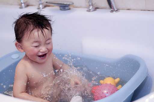 Lời khuyên khi tắm cho bé