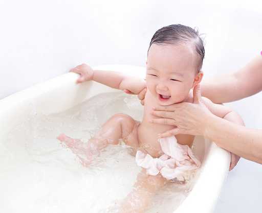 Những lưu ý khi tắm cho bé tập đi