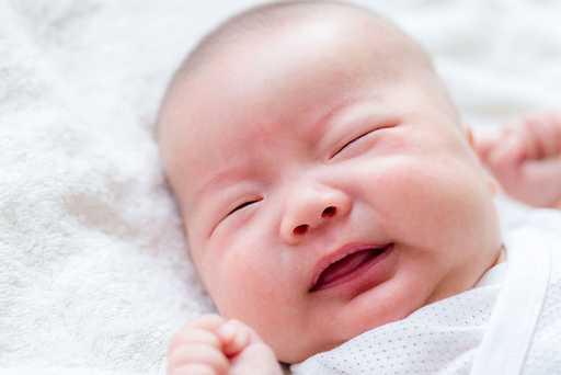 Lý do trẻ sơ sinh hay giật mình khi ngủ