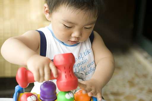 sự phát triển của trẻ 13 tháng tuổi