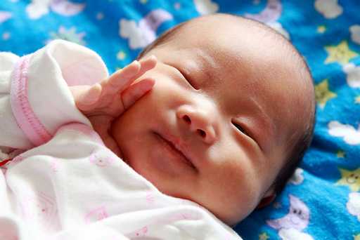 trẻ sơ sinh 1 tuần tuổi