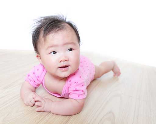 trẻ sơ sinh 10 tuần tuổi