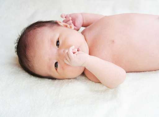 trẻ sơ sinh 2 tuần tuổi