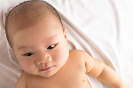 trẻ sơ sinh 5 tuần tuổi