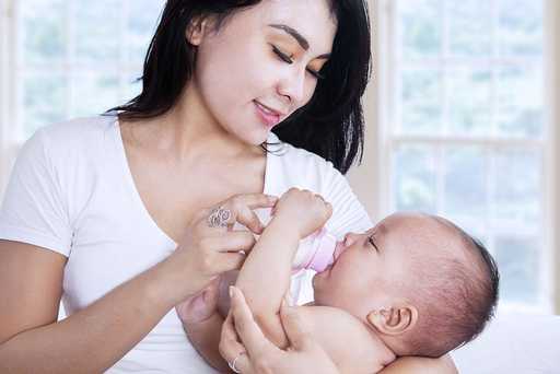 nên cho trẻ bú bình hay bú mẹ?