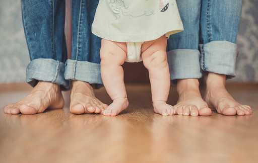 trẻ mấy tháng biết đi