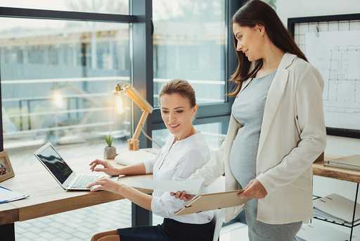 nói chuyện với sếp của bạn về việc nghỉ thai sản 