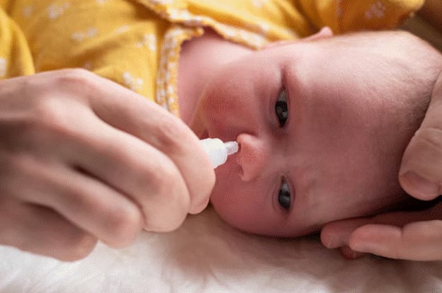 Vệ sinh mũi cho trẻ sơ sinh bằng nước muối sinh lý