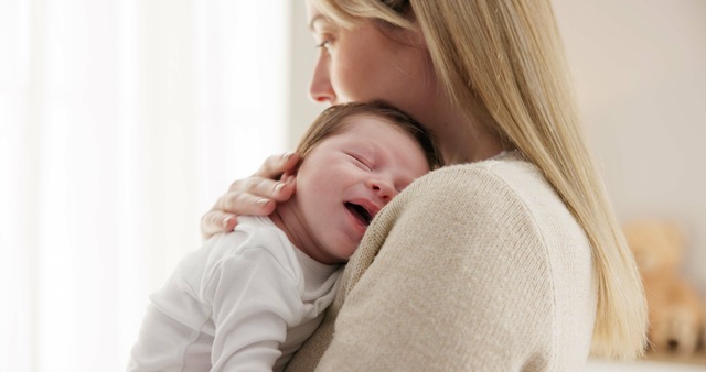 cách chăm sóc bé bị sốt nhưng vẫn chơi bình thường tại nhà