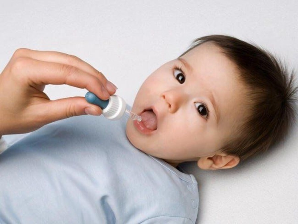 Bố mẹ dùng ống nhỏ giọt cho trẻ sơ sinh uống vitamin D3 K2 MK7 trực tiếp