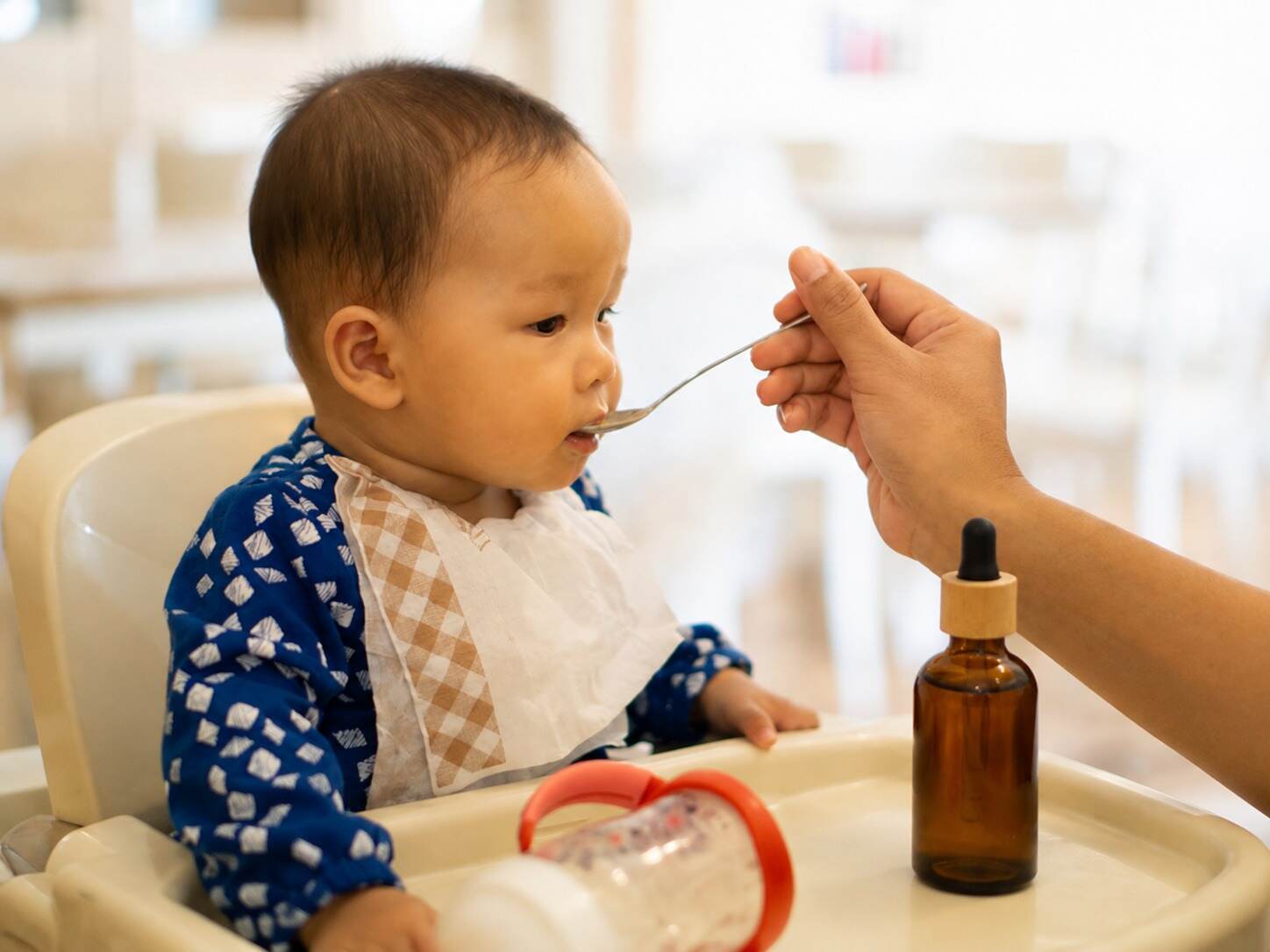 bé uống vitamin D3 K2 MK7 bằng muỗng sạch