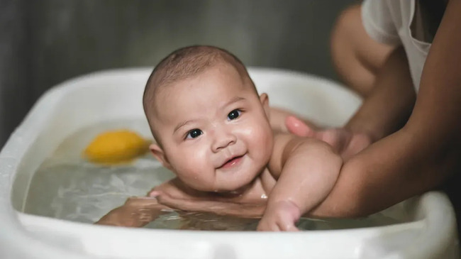Nhiệt độ phòng tắm cho trẻ sơ sinh