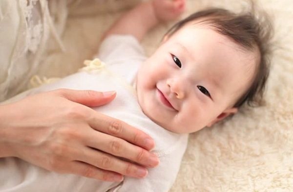 Trẻ 3 tháng tuổi bắt đầu phát triển ngôn ngữ và giao tiếp
