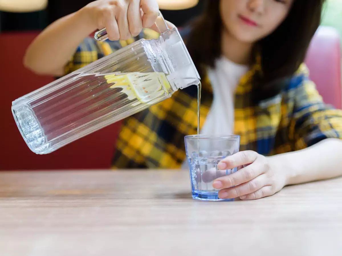 Việc uống nước trước khi ăn tạo cho bạn cảm giác đầy bụng 
