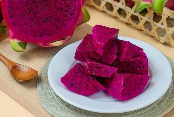 Thanh long là trái cây tốt cho mẹ sau sinh mổ