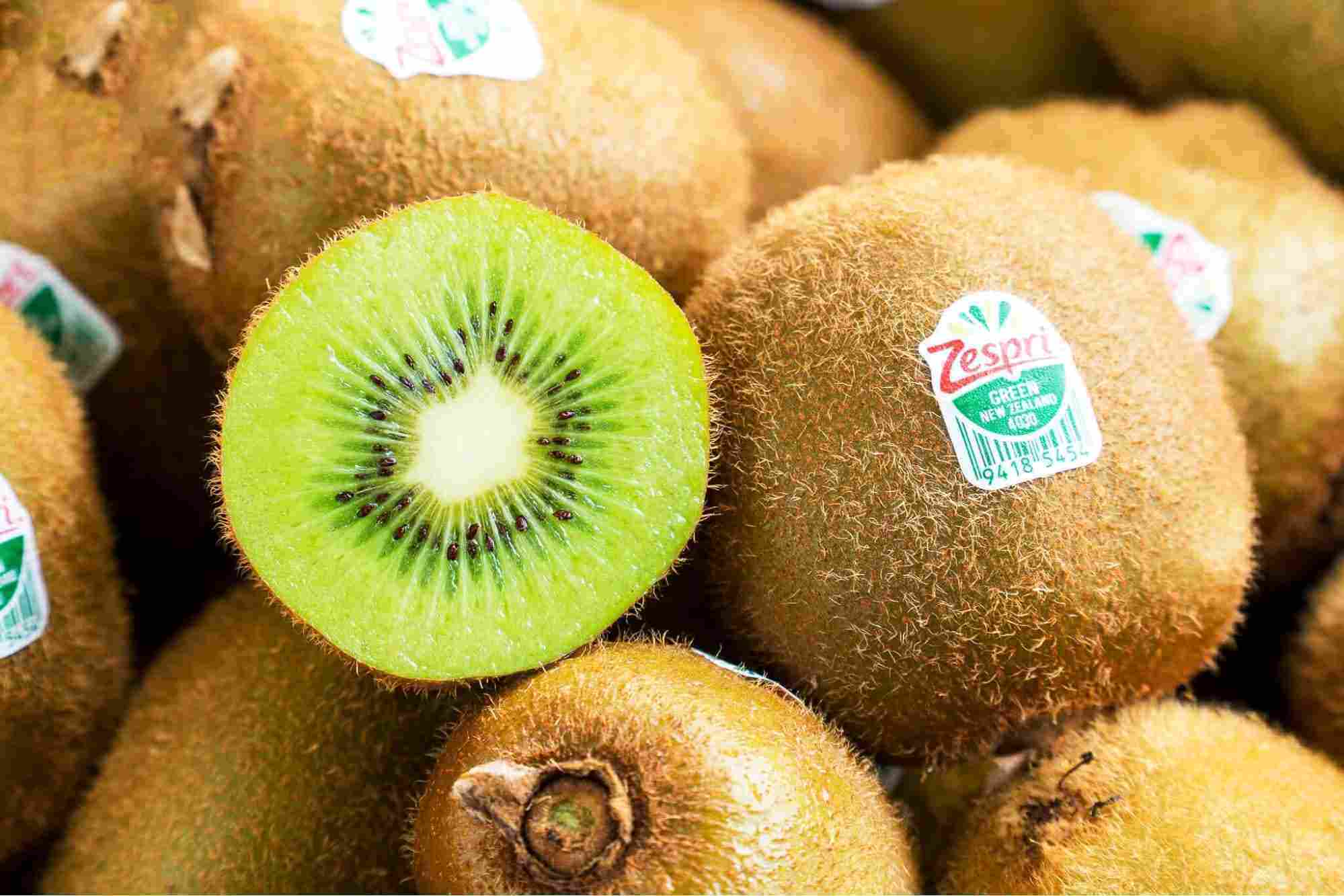 trái cây tốt cho mẹ sau sinh mổ - kiwi bổ sung vitamin và chất chống oxy hóa