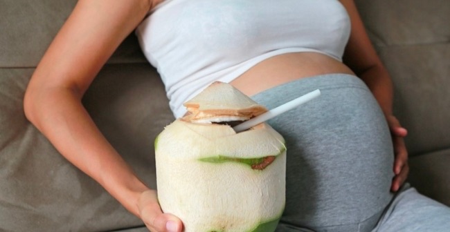 bà bầu nên uống nước dừa loại nào