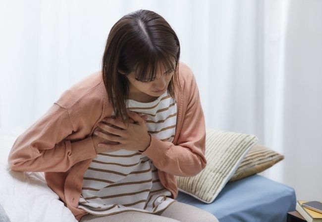 Đau tức ngực là dấu hiệu sắp có thai sớm 